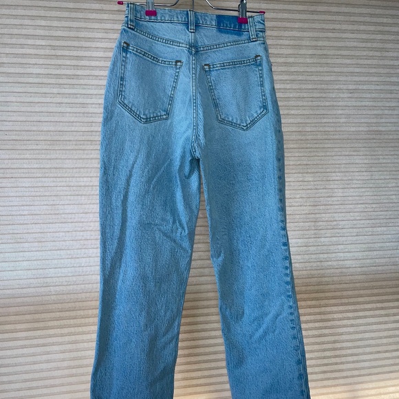 Abercrombie Curve Love Ultra High Rise 90s Straight Jean Light Wash - size 25s - Picture 5 of 7